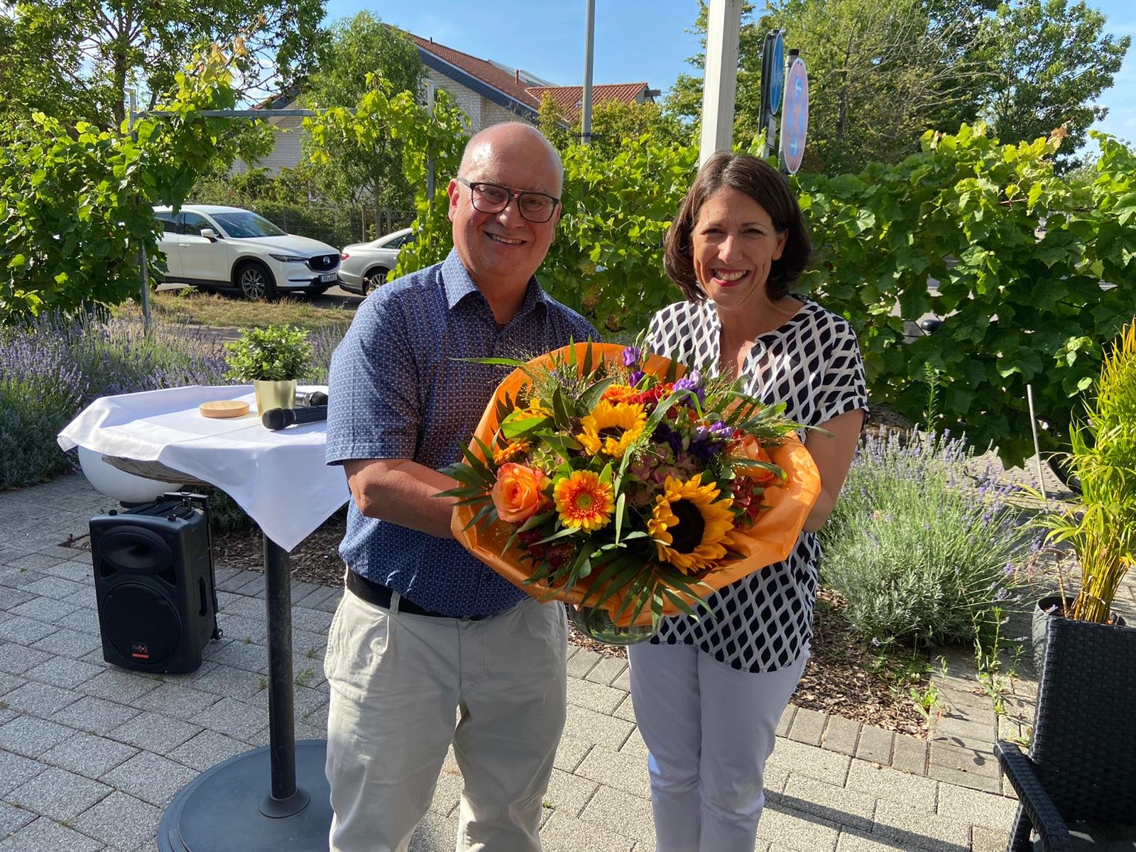 Konrad Reichert dankt Daniela Schmitt für ihren Besuch.