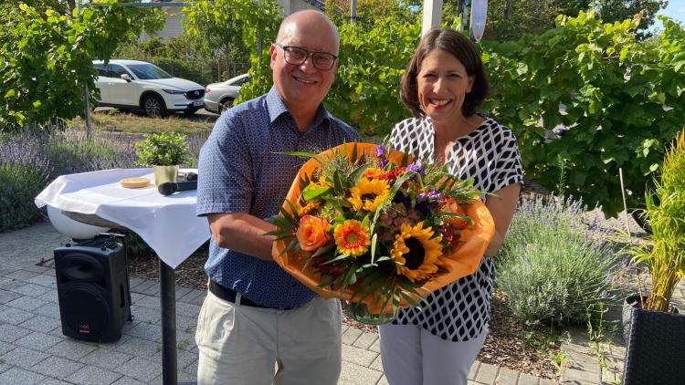 Konrad Reichert dankt Daniela Schmitt für ihren Besuch.