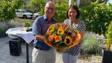 Konrad Reichert dankt Daniela Schmitt für ihren Besuch.